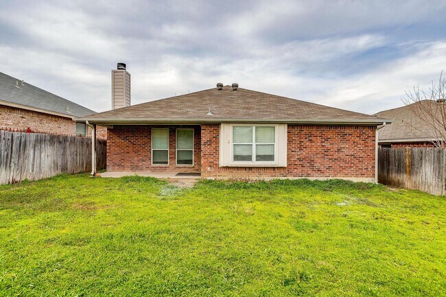 Building Photo - Great 3 Bedroom, 2 Bath, Brick Home in Gre...