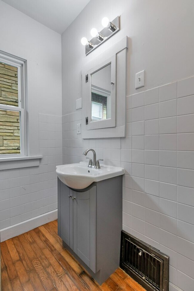 Building Photo - 2212 Snyder Ave NE