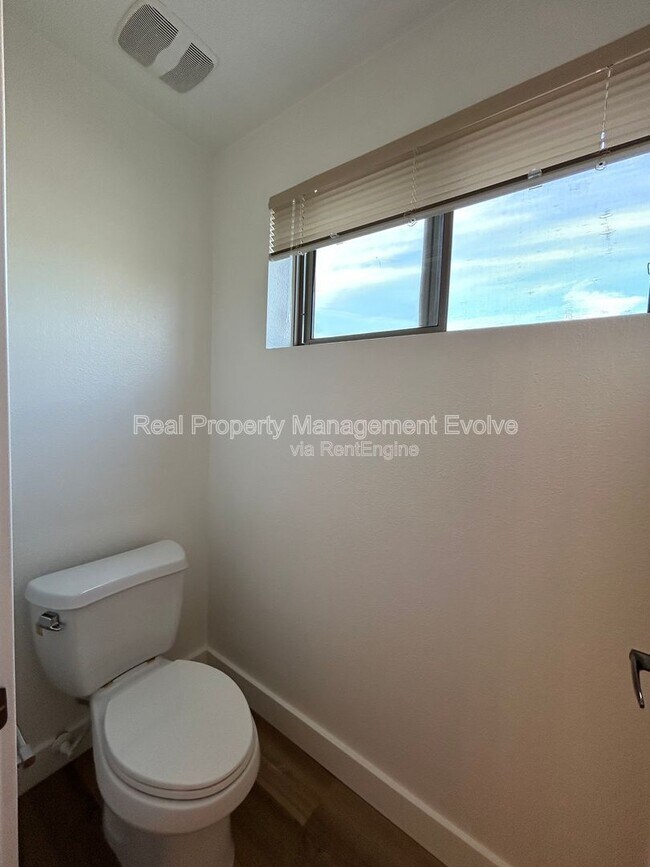 Building Photo - 920 E Devonshire Ave