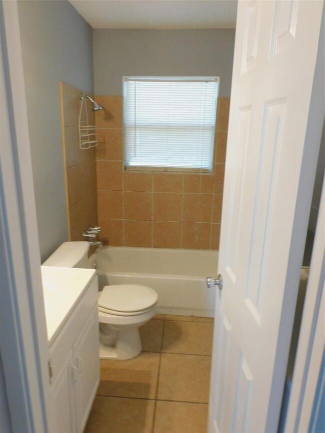 Building Photo - 3719 Meadowlake Rd