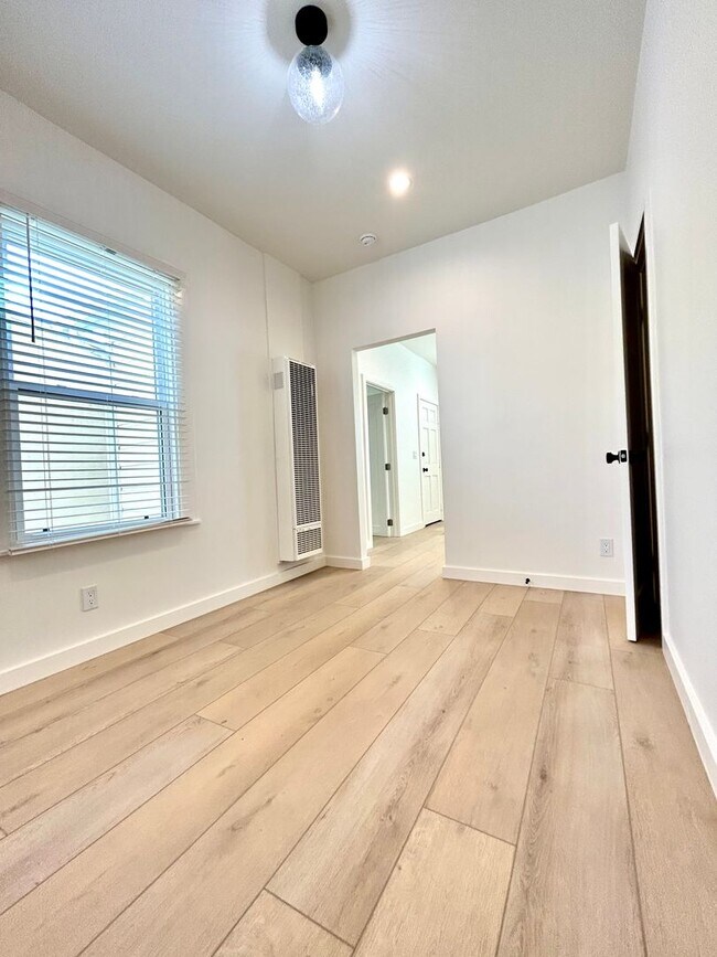 Building Photo - 3 Bed/1 Bath - Downtown Santa Barbara