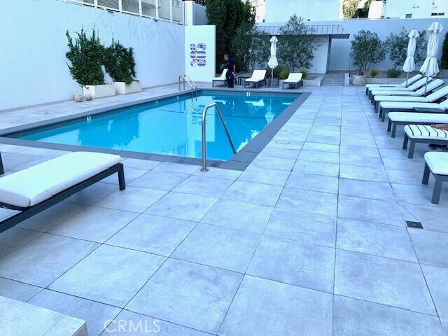Building Photo - 999 N Doheny Dr