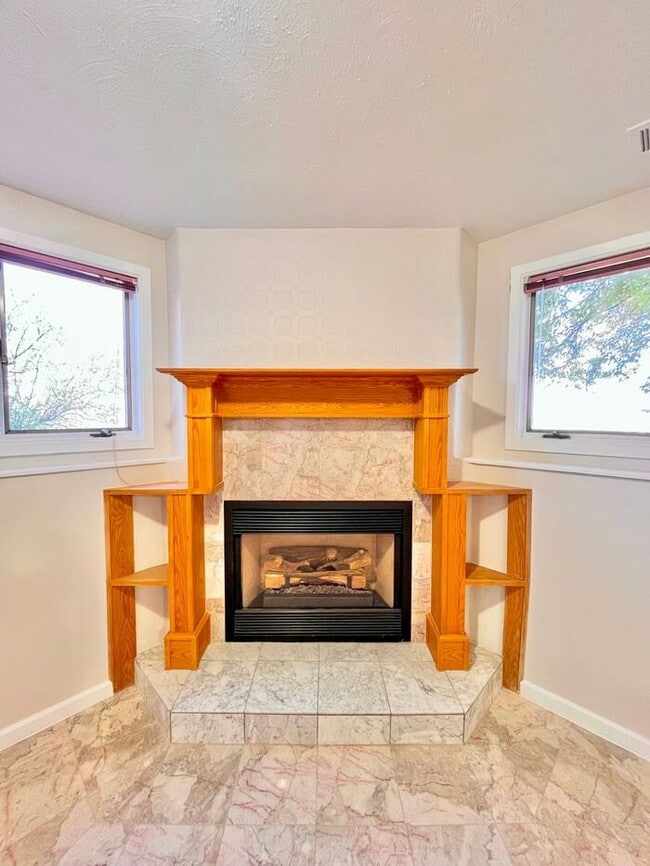 Building Photo - Gorgeous Private Home with Views!