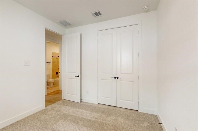 Building Photo - 9510 Dearborn Creek Dr