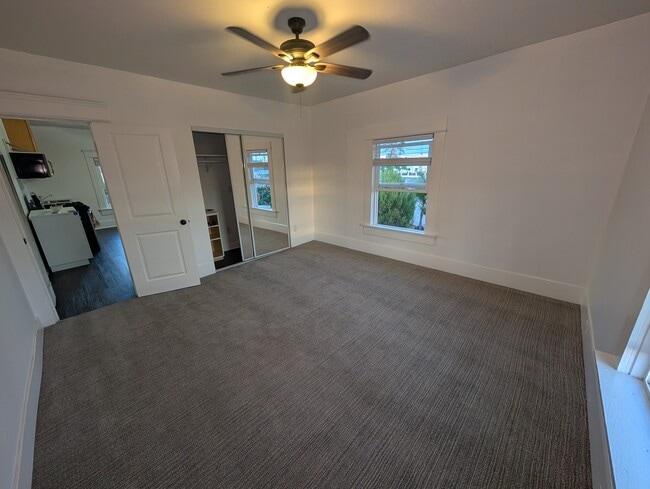 Building Photo - 208 D Ave