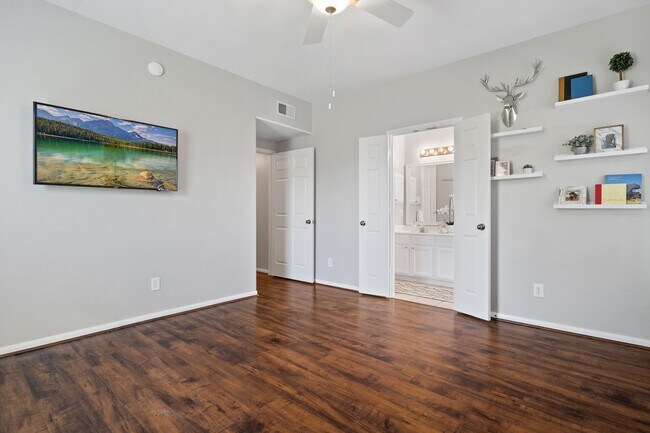 Building Photo - 6607 Lake Woodlands Dr