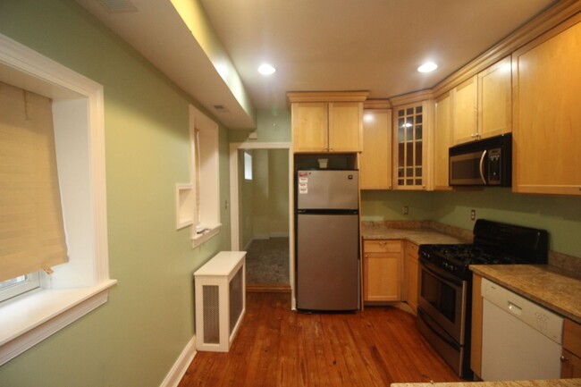 Building Photo - Exceptional Upper Fells 2bd/2ba End Rowhom...
