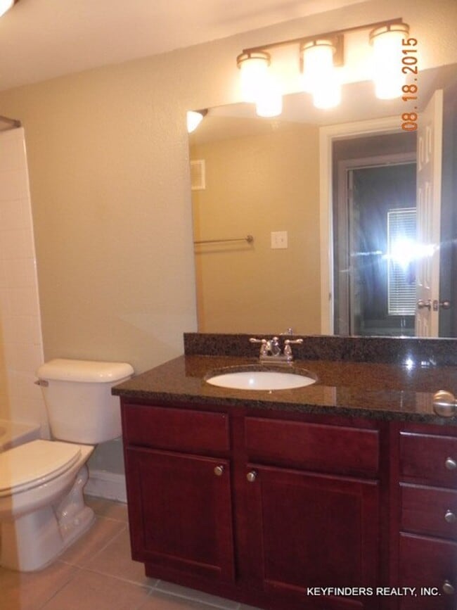 Building Photo - 2 Bedroom Condo  Near LSU in a Gated Commu...
