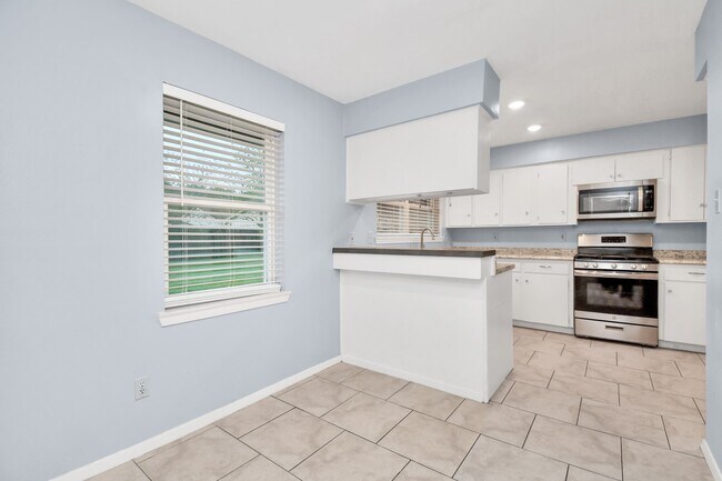 Building Photo - 8022 Sharpview Dr