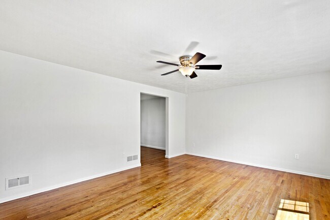 Building Photo - AVAILABLE SEPT 1ST!! GORGEOUS 3 BEDROOM IN...