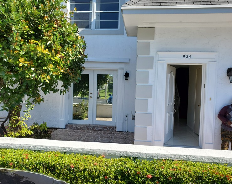 Primary Photo - 824 NE 27th Ave