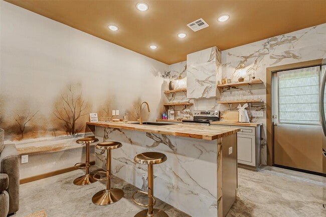 Building Photo - 302 W 31st St