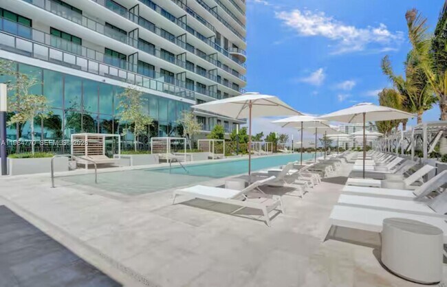 Building Photo - 580 72nd St