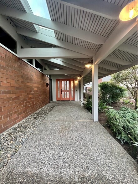 Front Entry - 16736 Shore Dr NE