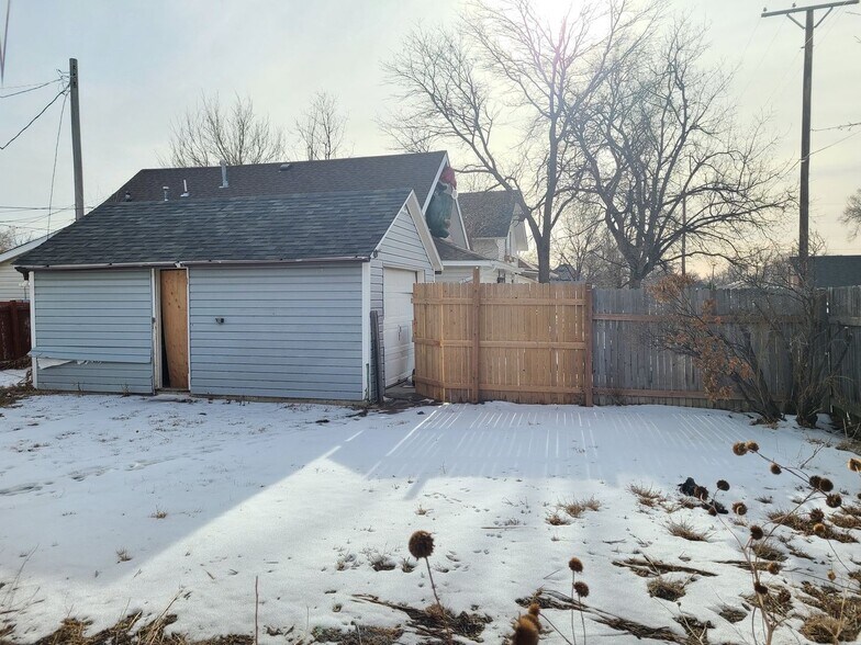 Building Photo - 431 Elm St