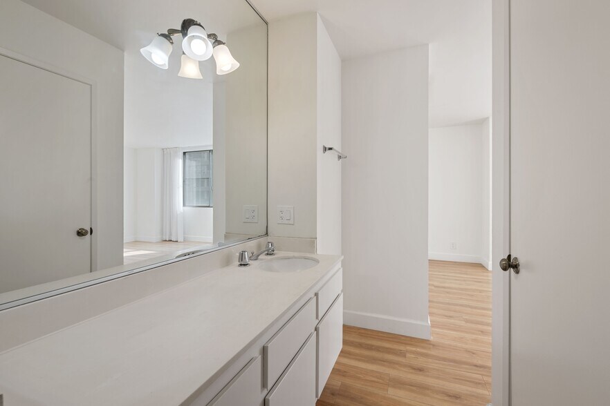 Primary Bath - 10747 Wilshire Blvd