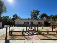Building Photo - Valley Village 3+1 w/bonus room, all appli...