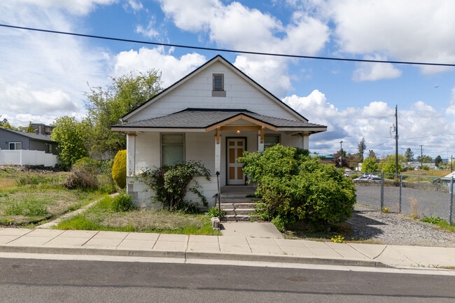 Primary Photo - 608 S Hatch St