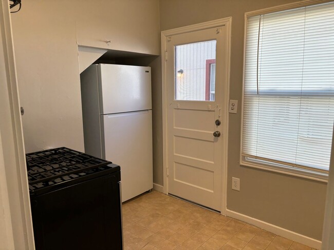 Building Photo - 1 bedroom 1 bathroom in downtown Martinez ...