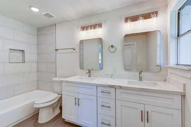 Building Photo - 16813 Glen Eagle Dr N