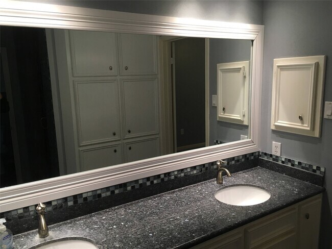 Building Photo - 2950 Glenn Lakes Ln