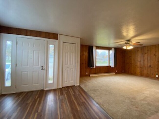 Building Photo - 59636 Rosedale Ave