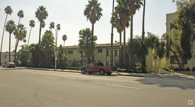 Building Photo - 7254 Hollywood Blvd