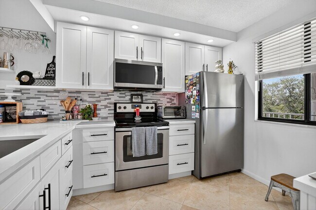 Building Photo - 6205 Balboa Cir