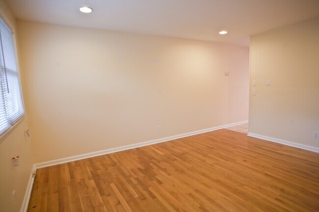 Building Photo - 2-bedroom apartment close to campus