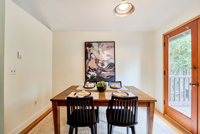 Building Photo - Delightful 3 bedroom home near Matthews Be...