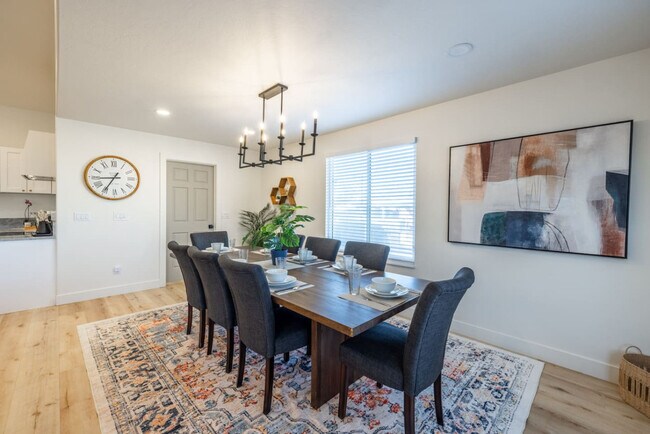 Building Photo - 1157 E Sego Lily Dr