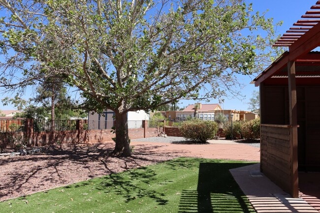 Building Photo - Large Home