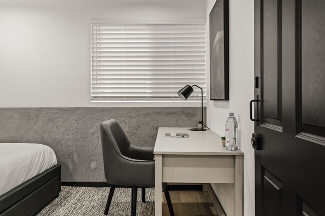 Building Photo - A 5 bedroom, 4 bathroom Fully Furnished Apartment at 1515 1/2 Selby Ave.