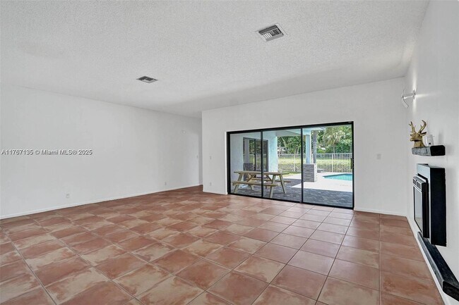 Building Photo - 16610 Royal Poinciana Ct