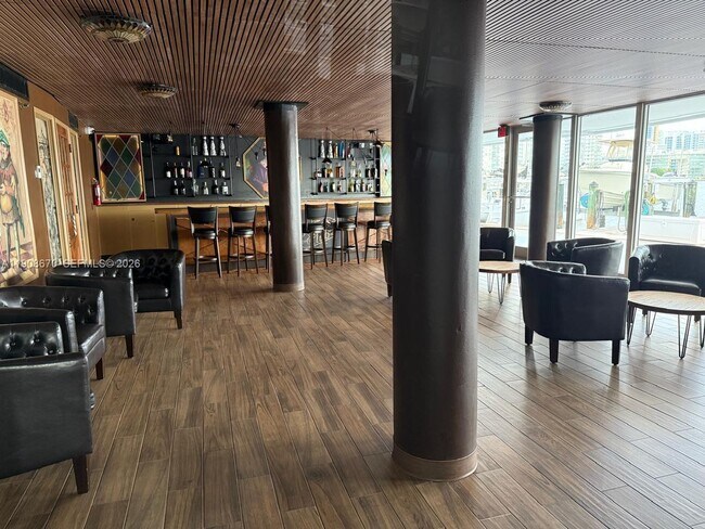 Building Photo - 900 Bay Dr