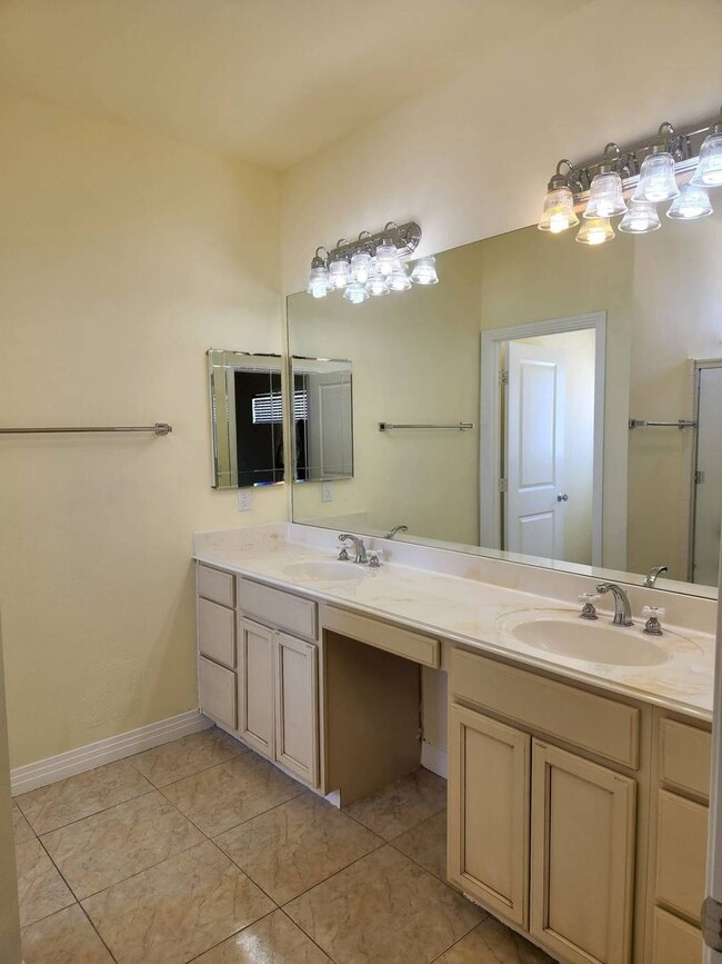 Building Photo - Must See Beautiful Home!