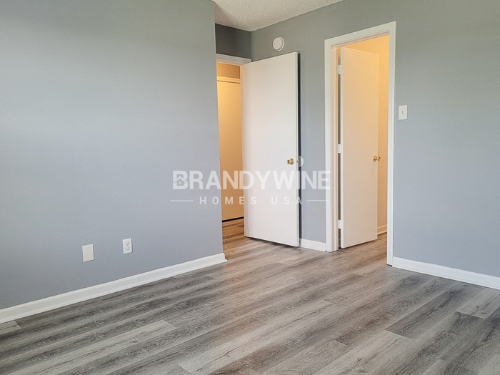 Building Photo - 10756 Glenayr Dr
