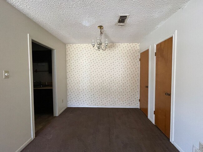 Building Photo - 704 Lisa Ln