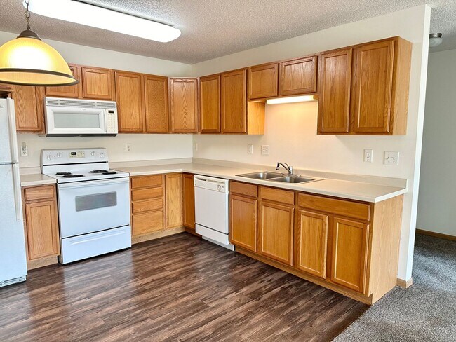 Building Photo - 2 Bedroom 2 Bath - South Fargo - November 1st