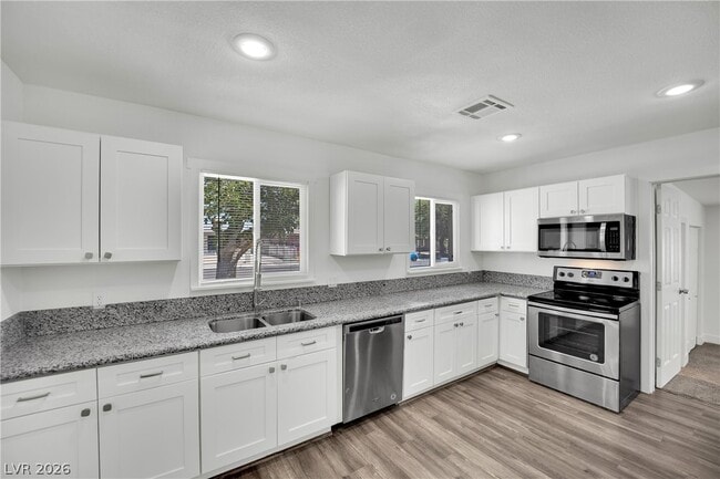 Building Photo - 1050 E Hassett Ave