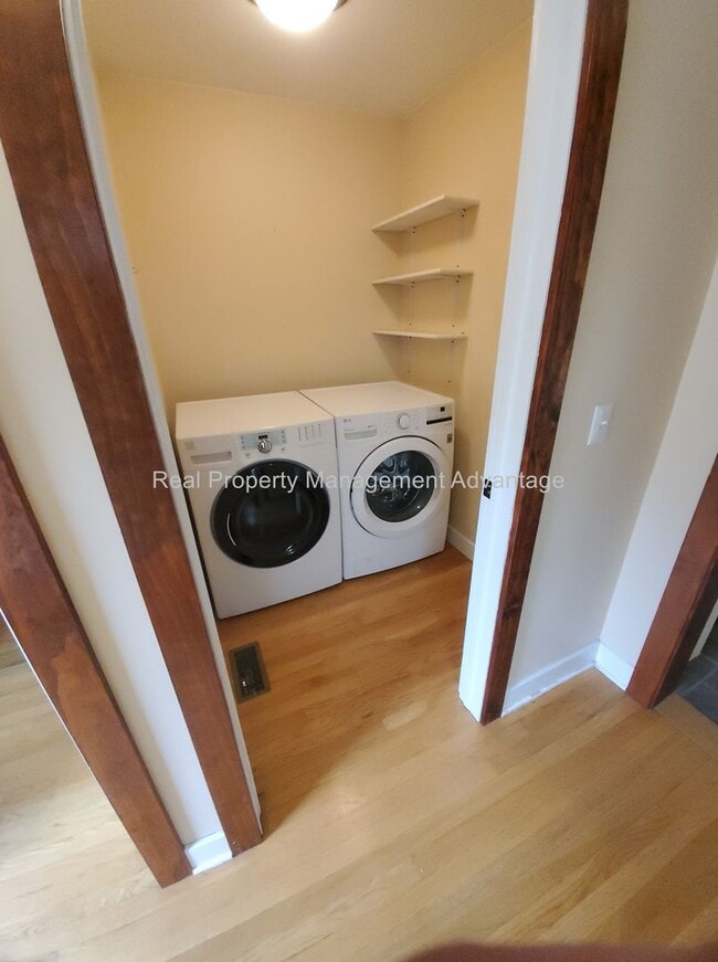 Building Photo - Craftsman Style, Modern Amenities Steps fr...