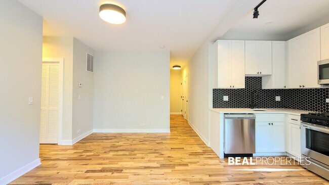 Building Photo - 654 W Wrightwood Ave