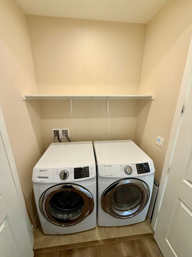 Building Photo - 4BD/3.5B Home in Dublin's Boulevard Community, a Stone's Throw Away From Persimmon and Hacienda!