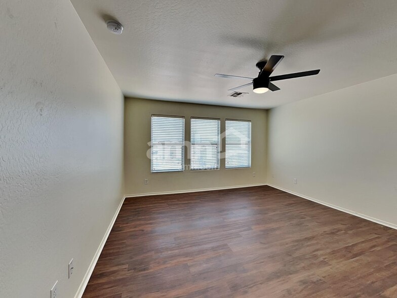 Building Photo - 2827 S 74th Dr