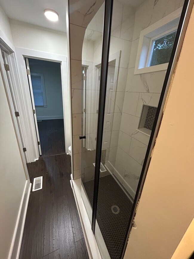 Building Photo - Available Now to View! Ardmore WS, 4 Bedro...