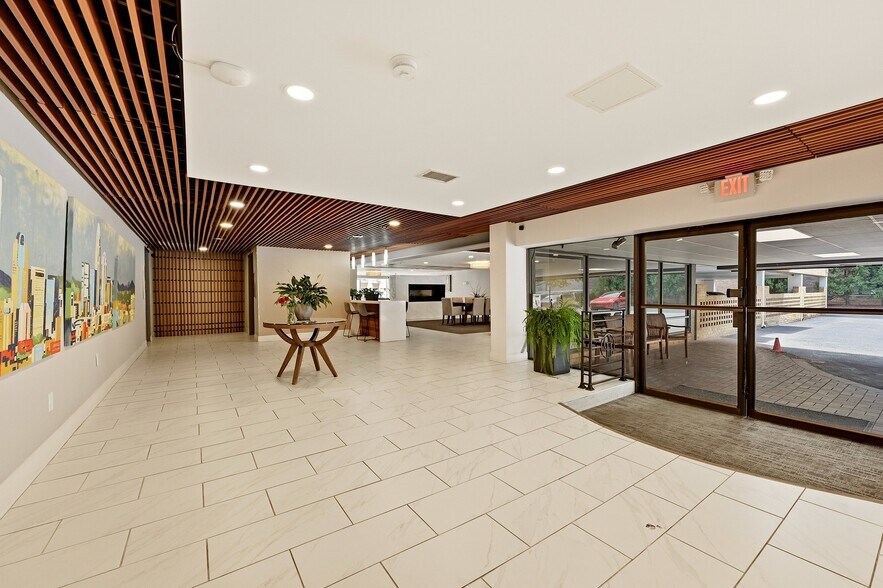 Building Photo - 1323 Queens Rd