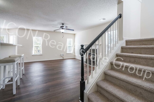 Building Photo - 2/2.5 end unit townhome in Woodstock