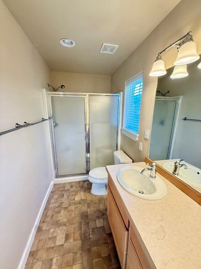 Building Photo - 3 Bedroom 3 Bathroom House Located Near a ...