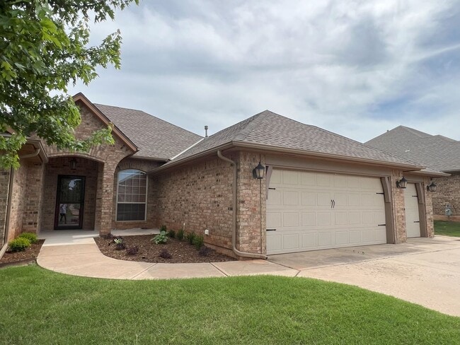 Building Photo - (3) Bed/(2) Bath + Study and Safe Room in ...
