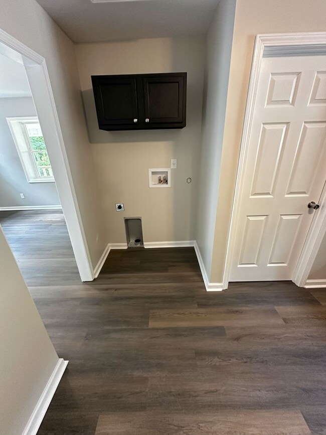 Building Photo - For Rent: Beautifully Renovated 2 Bed / 1 ...